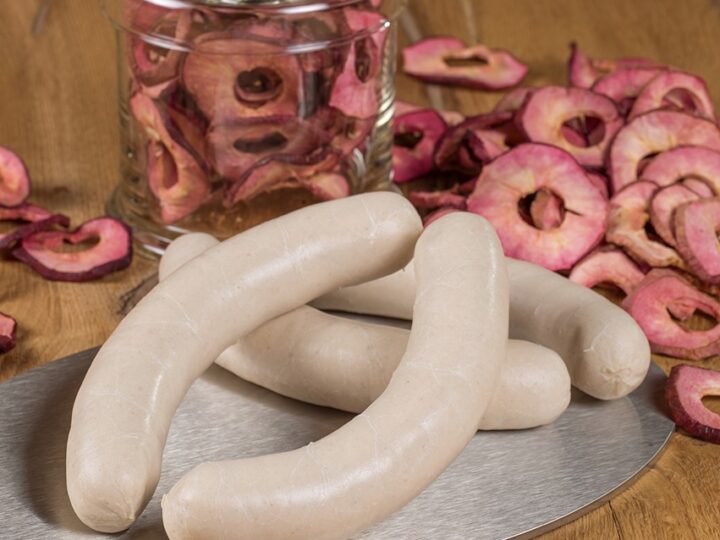 Die April-Extrawurst 2026: «Fitze übernimmt!»-Bratwurst «Fitze übernimmt!» und zwar in unserer Metzgerei in Nesslau. Gleich 300 OLMA-Bratwürste: frühmorgens die Produktion, mittags das Bräteln und der Verkauf an Toggenburgerinnen und Toggenburger – zu sehen in der SRF-Sendung vom 27. März. Unsere April-Extrawurst ist eine Hommage an die unterhaltsame Zeit während der Dreharbeiten mit Jan Fitze: eine Bratwurst mit roten, getrockneten Öpfelstückli aus seiner Thurgauer Heimat – produziert, ohne dass er zu allem und jedem seinen Senf dazugegeben hat...