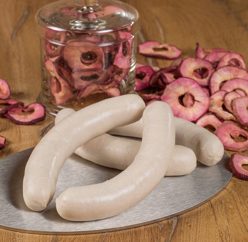 Die April-Extrawurst 2026: «Fitze übernimmt!»-Bratwurst «Fitze übernimmt!» und zwar in unserer Metzgerei in Nesslau. Gleich 300 OLMA-Bratwürste: frühmorgens die Produktion, mittags das Bräteln und der Verkauf an Toggenburgerinnen und Toggenburger – zu sehen in der SRF-Sendung vom 27. März. Unsere April-Extrawurst ist eine Hommage an die unterhaltsame Zeit während der Dreharbeiten mit Jan Fitze: eine Bratwurst mit roten, getrockneten Öpfelstückli aus seiner Thurgauer Heimat – produziert, ohne dass er zu allem und jedem seinen Senf dazugegeben hat...