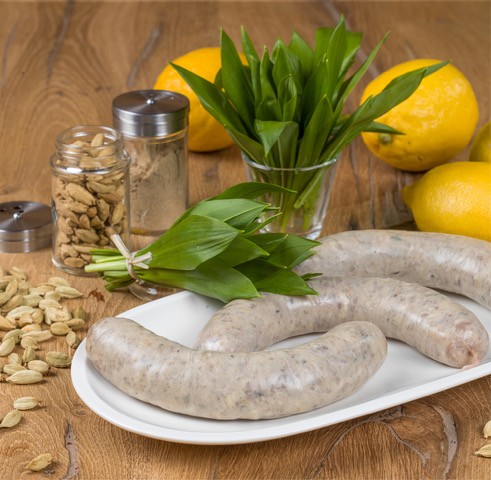 Grillwurst mit Lamm, Bärlauch und Kardamom Wenn’s im Toggenburger Wald nach Bärlauch duftet, ist es jeweils höchste Zeit für die passende Extrawurst. In diesem Mai wird das knoblauchartige Frühlingsgewächs Teil einer Grillwurst mit Lamm, fein gewürzt mit einer Prise Kardamom und etwas Zitronenabrieb. Saisonales und Regionales mit Exotischerem zu kombinieren, hat sich wieder einmal gelohnt. Am besten feuern Sie den Grill an und probieren selbst – begleitet von Ihrem Lieblingsfeierabendbier.
