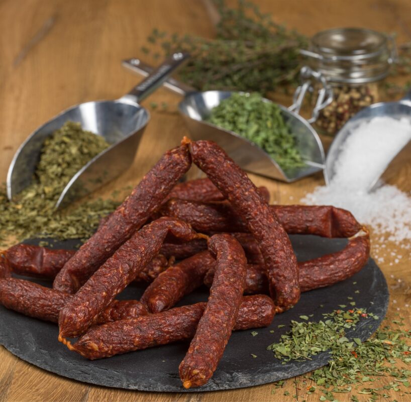 Die März-Extrawurst 2025: Rohwurst-Sticks mit Alpenkräutern Wenn die Sonne den Toggenburger Kräutern Leben einhaucht, entfalten sich Aromen, die ihresgleichen suchen. Diese duftend-getrockneten Sommerschätze verleihen unserer März-Extrawurst ihren einmaligen Charakter: Rind- und Schweinefleisch, verfeinert mit einer würzig-harmonischen und herb-frischen Auswahl aus dem regionalen Kräutergarten, die an warme Bergsommertage erinnert – unsere edlen Rohwurst-Sticks werden Ihre innere Uhr bereits viele Tage vor der kommenden Zeitumstellung auf längere Sonnentage «kalibrieren».