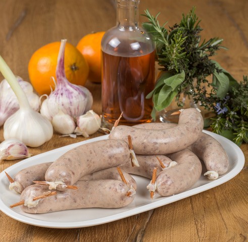 Chipolata im Thanksgiving-Style Nach einem Jahr voller «überraschender» Sonderwünsche aus den USA kommt pünktlich zur Weihnachtszeit eine frohe Botschaft aus dem Toggenburg: nicht in Form eines mächtigen, glänzenden Truthahns, sondern in Form einer kleinen Extrawurst im Thanksgiving-Style für den festlichen Tischgrill. Gewürzt mit Salz, Pfeffer, Salbei, Thymian, Rosmarin und Knoblauch. Verfeinert mit einem Hauch Ahornsirup und einem dezent orangen Beigeschmack. Ganz harmlos – nur vom Abrieb der orangen Zitrusfrucht...
