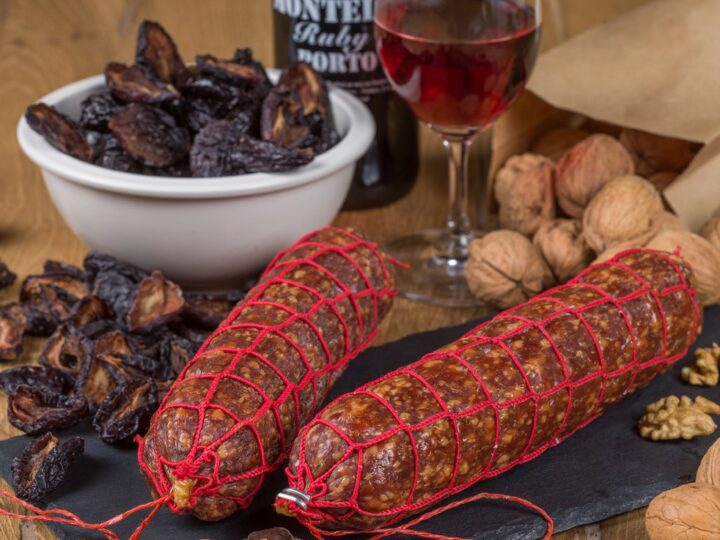 Salami mit Zwetschgen und Baumnüssen Unsere Toggenburger Salami gibt es bereits in mehreren Varianten, zum Beispiel im Pfeffer- oder Chilimantel. Zum Start ins neue Jahr haben wir eine Winter-Edition kreiert: mit getrockneten Zwetschgen und Baumnüssen aus dem typischen Toggenburger Wintervorrat. Eine währschafte Salami für alle, die mit Energie ins neue Jahr starten möchten – und 2026 nicht einfach «wursteln» wollen. Rohfleischerzeugnis /Schweizer Fleisch Zutaten:Schweinefleisch, Schweinespeck, Rindfleisch, BaumNüSSE 15%, getr. Pflaukmen 10%, Nitritpökelsalz (Kochsalz jodiert, Konservierungsmittel E250), Gewürze, Maltodextrine, Dextrose, Antioxidationsmittel: E301, Würze (Mais,SOJA), Allergen: NüSSE Wursthülle nicht zum verzehr geeignet. Ohne Kühlung haltbar. Dieses Produkt kann Gewichtsschwund aufweisen.