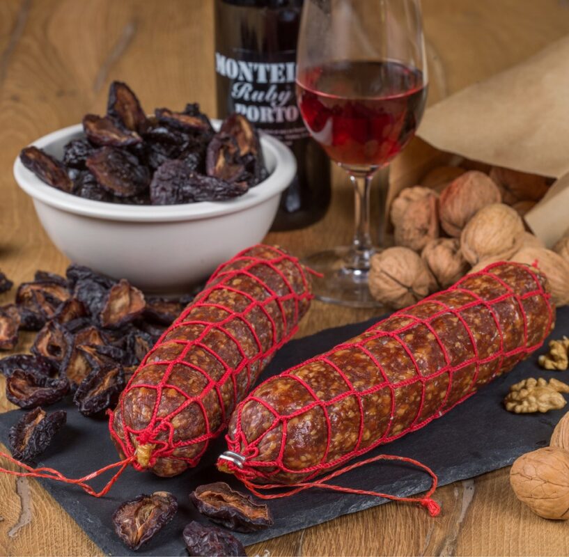 Salami mit Zwetschgen und Baumnüssen Unsere Toggenburger Salami gibt es bereits in mehreren Varianten, zum Beispiel im Pfeffer- oder Chilimantel. Zum Start ins neue Jahr haben wir eine Winter-Edition kreiert: mit getrockneten Zwetschgen und Baumnüssen aus dem typischen Toggenburger Wintervorrat. Eine währschafte Salami für alle, die mit Energie ins neue Jahr starten möchten – und 2026 nicht einfach «wursteln» wollen. Rohfleischerzeugnis /Schweizer Fleisch Zutaten:Schweinefleisch, Schweinespeck, Rindfleisch, BaumNüSSE 15%, getr. Pflaukmen 10%, Nitritpökelsalz (Kochsalz jodiert, Konservierungsmittel E250), Gewürze, Maltodextrine, Dextrose, Antioxidationsmittel: E301, Würze (Mais,SOJA), Allergen: NüSSE Wursthülle nicht zum verzehr geeignet. Ohne Kühlung haltbar. Dieses Produkt kann Gewichtsschwund aufweisen.