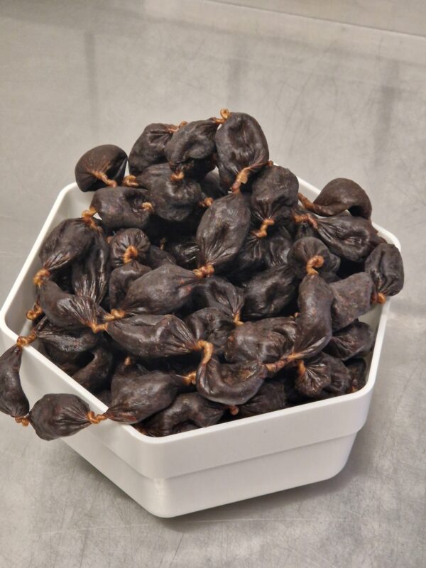 Beschreibung Wau, so lecker. Perfekte Leckerlialternative für das Training, Spaziergänge oder einfach so für zwischendurch. Diese puren Wurstsnacks werden ausschliesslich aus Rindfleisch hergestellt. Ganz wenig Salz ist leider in der Produktion bzw. für die Lagerung nötig – dafür verzichten wir auf alle anderen schädlichen Zusatzstoffe. Für 1 Kilogramm Würstli kommen 5 Gramm Alpensalz zum Einsatz. Die Rinderwürstli werden in der Metzgerei Metzger vom Metzgermeister Philipp Metzger schonend luftgetrocknet und in hundgerechte Stücke geschnitten. Dabei setzen wir auf die Restluft der Produktionsanlagen. Neben der Verarbeitung von unerwünschten Abschnitten sorgt auch dies für Nachhaltigkeit in der Produktion.  Thema Salz und Hund: Wie viel sind denn 5 Gramm auf 1 Kilogramm? Im Vergleich betrug der durchschnittliche Salzgehalt einer Salami im Jahr 2009 in der Schweiz rund 40 g Salz/kg Endprodukt. Das ist 8-mal mehr. (Suisseporcs Information 9/2012, Helena Stoffers, dipl. Lebensmittel-Ing. ETHZ, Co-Leiterin Forschungsgruppe «Nährwert und Sensorik»). Diese Würstli sind nur ein Snack für zwischendurch und werden nur in begrenzter Menge verfüttert. Und wie bei jedem Hundesnack und Futter gilt: dem Vierbeiner immer Wasser bereitstellen. 150 Gramm in wiederverschliessbarem Beutel. Haltbarkeit: Innerhalb von 2 Wochen konsumieren.