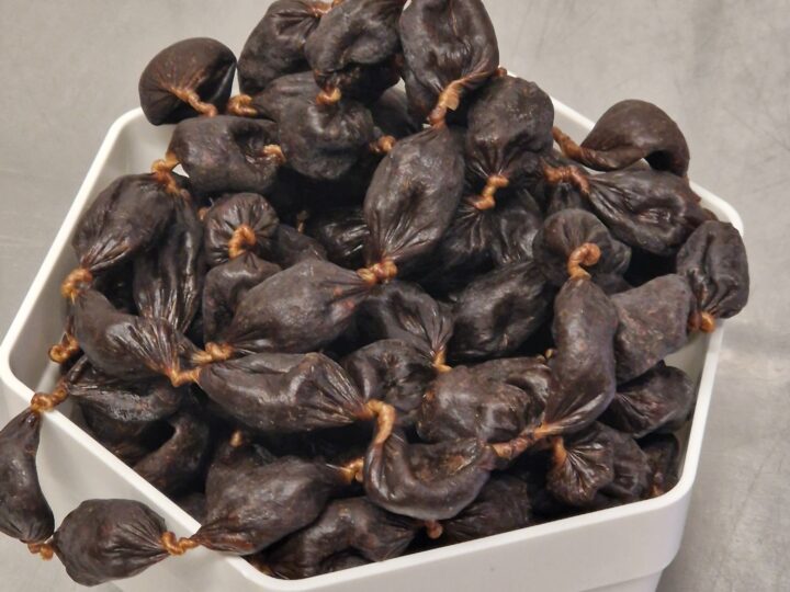 Beschreibung Wau, so lecker. Perfekte Leckerlialternative für das Training, Spaziergänge oder einfach so für zwischendurch. Diese puren Wurstsnacks werden ausschliesslich aus Rindfleisch hergestellt. Ganz wenig Salz ist leider in der Produktion bzw. für die Lagerung nötig – dafür verzichten wir auf alle anderen schädlichen Zusatzstoffe. Für 1 Kilogramm Würstli kommen 5 Gramm Alpensalz zum Einsatz. Die Rinderwürstli werden in der Metzgerei Metzger vom Metzgermeister Philipp Metzger schonend luftgetrocknet und in hundgerechte Stücke geschnitten. Dabei setzen wir auf die Restluft der Produktionsanlagen. Neben der Verarbeitung von unerwünschten Abschnitten sorgt auch dies für Nachhaltigkeit in der Produktion.  Thema Salz und Hund: Wie viel sind denn 5 Gramm auf 1 Kilogramm? Im Vergleich betrug der durchschnittliche Salzgehalt einer Salami im Jahr 2009 in der Schweiz rund 40 g Salz/kg Endprodukt. Das ist 8-mal mehr. (Suisseporcs Information 9/2012, Helena Stoffers, dipl. Lebensmittel-Ing. ETHZ, Co-Leiterin Forschungsgruppe «Nährwert und Sensorik»). Diese Würstli sind nur ein Snack für zwischendurch und werden nur in begrenzter Menge verfüttert. Und wie bei jedem Hundesnack und Futter gilt: dem Vierbeiner immer Wasser bereitstellen. 150 Gramm in wiederverschliessbarem Beutel. Haltbarkeit: Innerhalb von 2 Wochen konsumieren.